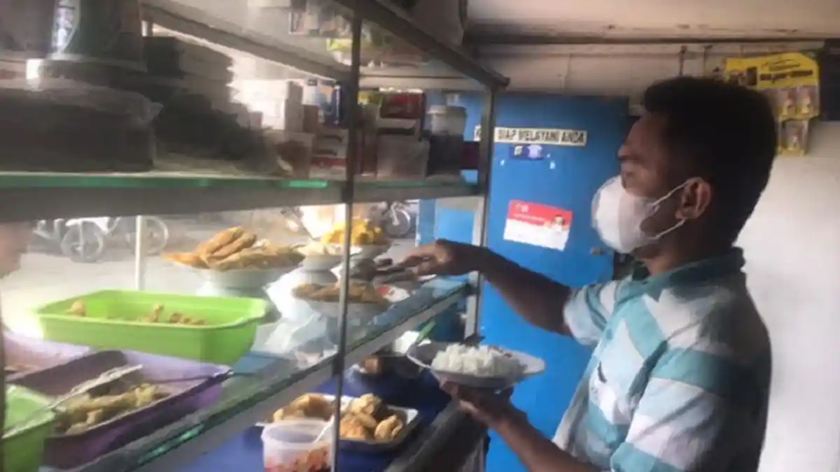 Pemprov DKI Kini Wajibkan Pengunjung dan Karyawan Warteg Divaksin Covid-19