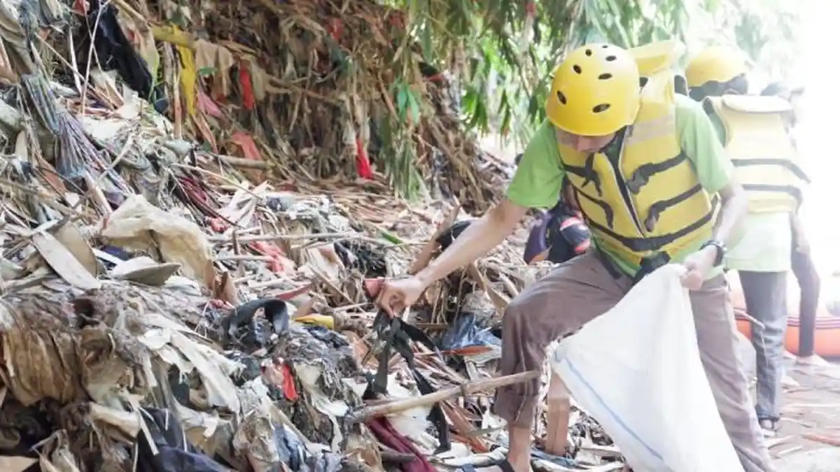 Aksi Susur Sungai dan Gerakan Bersih Sungai Ciliwung PHR – KLHK