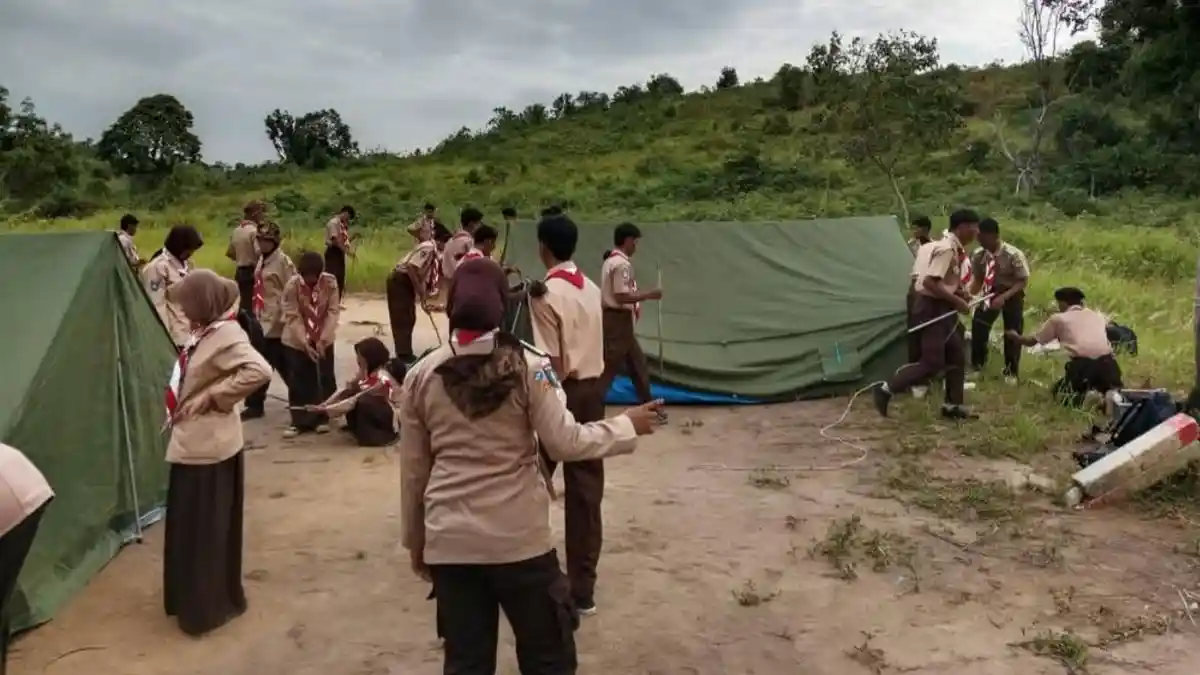Peserta Pramuka SMAN 1 Kepulauan Posek Akhiri Perkemahan dengan Basuh Kaki Orangtua - Pelajar-SMAN-1-Kepulauan-Posek-bangun-tenda-saat-kemah.jpg