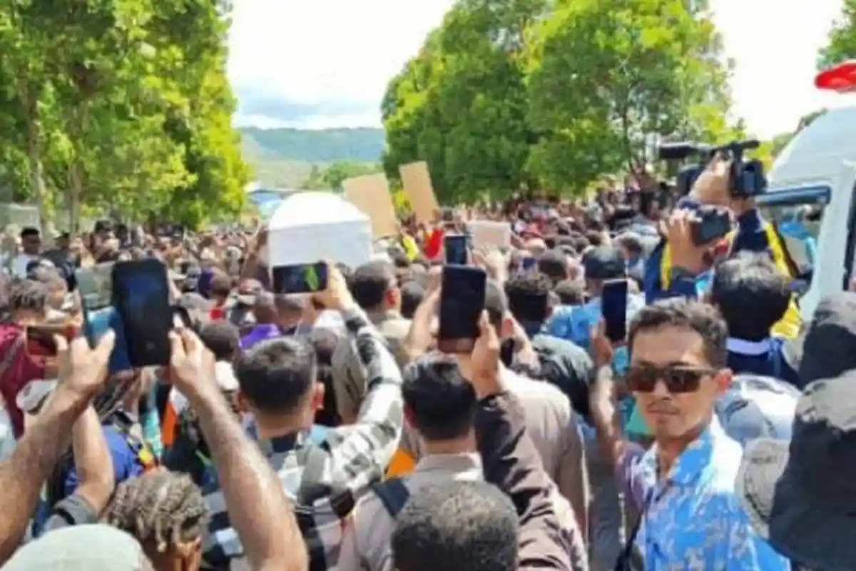 Pekikkan Papua Merdeka Menggema Saat Jenazah Lukas Enembe Diarak Ribuan Massa, Begini Faktanya
