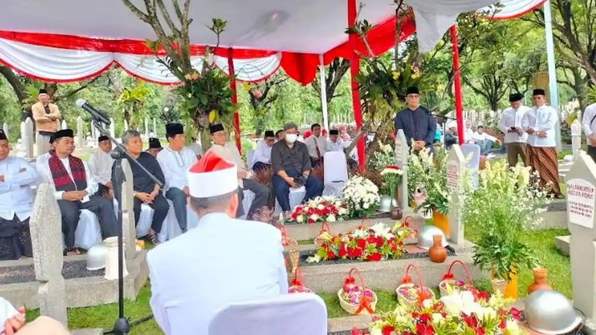 Pengurus DPP PDIP Ziarah di Makam Taufiq Kiemas TMP Kalibata