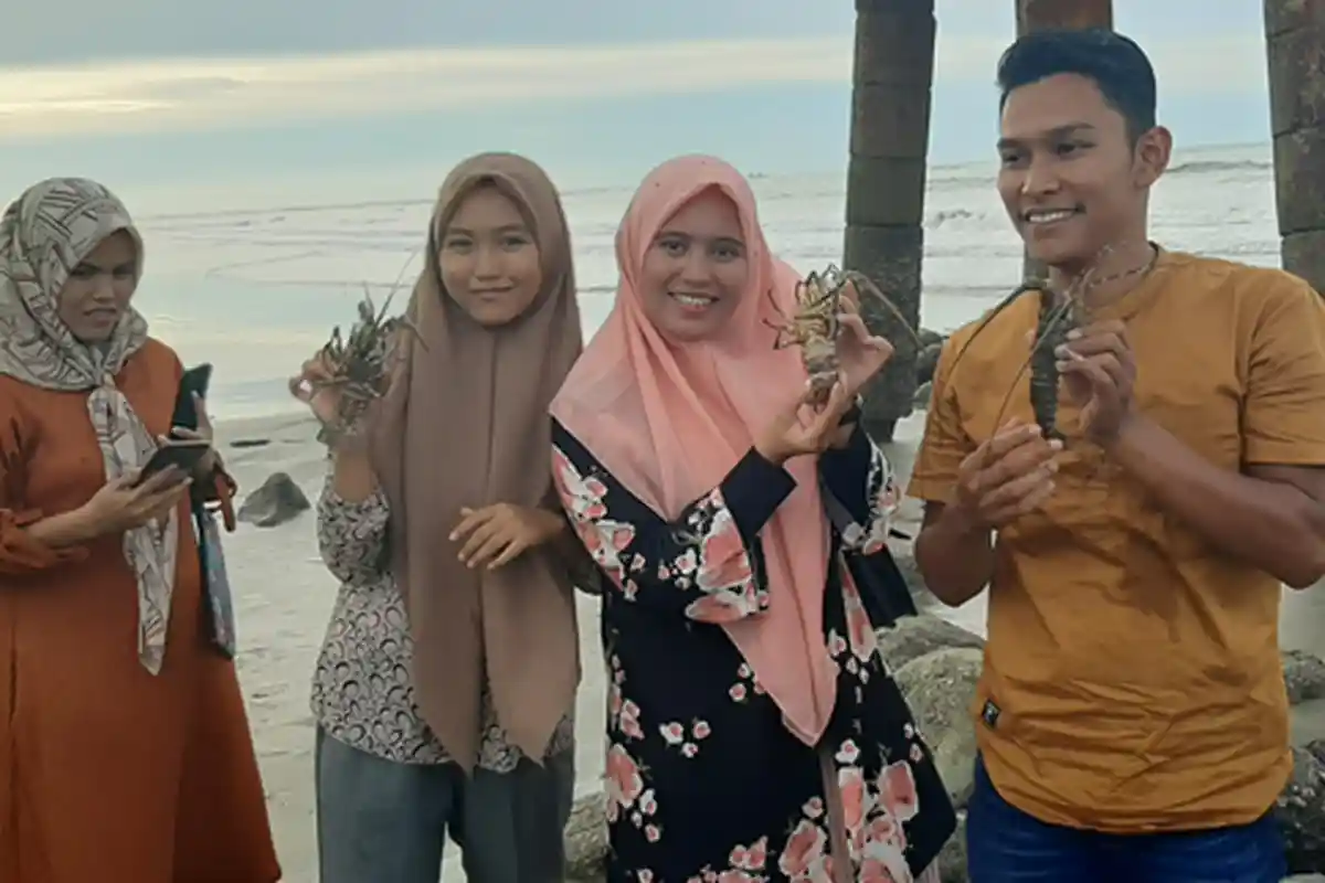 Pengunjung Mudah Tangkap Lobster di Ujong Pie Pidie, Potensi Pantai Laweung belum Digali