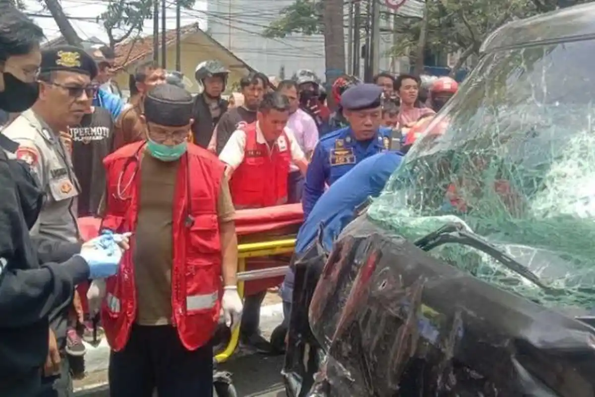 INNALILLAHI! Kecelakaan Maut 4 Mobil Terlibat Tabrakan Beruntun di Bandung, 1 Orang Tewas di Lokasi