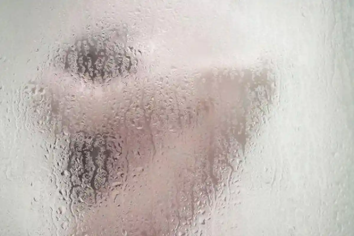 Lagi Mandi, Ibu Muda Ini Syok saat Menoleh ke Atas, Ternyata Ada Kamera Mengarah ke Tubuhnya