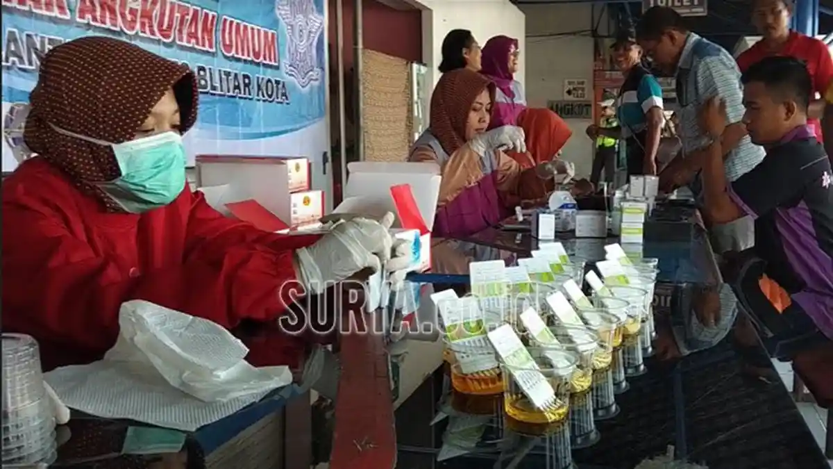 Sopir Bus dan Truk di Terminal Patria Blitar Dites Urine, Banyak yang Tensi Darahnya Tinggi