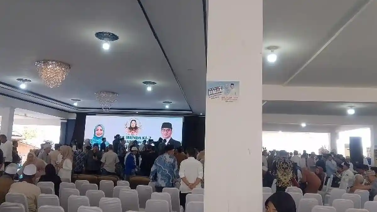 Pose Dua Jari hingga Stiker Zakiyah-Najib Warnai Acara Mendes Yandri Susanto di Ponpes Serang
