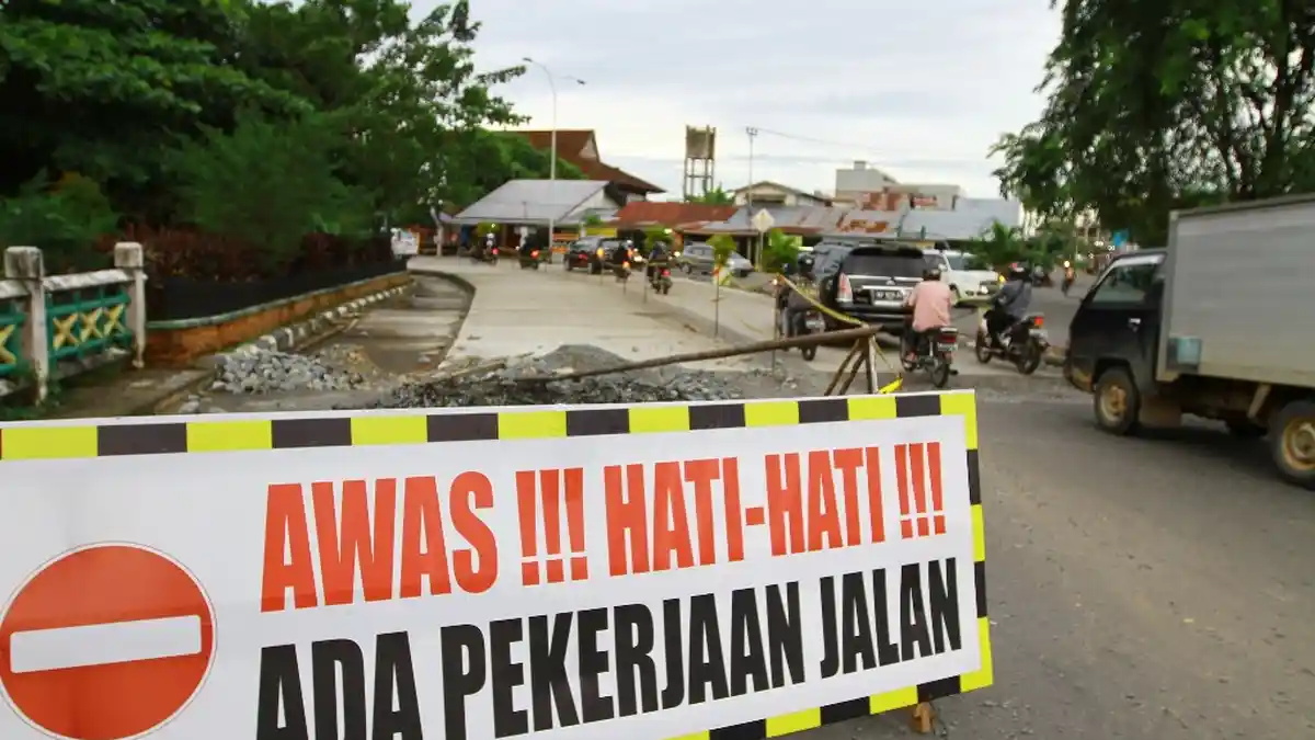Hati-hati Lewat di Jl Letjen Soetoyo, Ada Proyek Peninggian Jalan - pengendara-melintas-di-proyek_20160516_200726.jpg