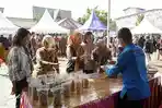 Sejumlah-warga-menyerbu-bazar45rewd.jpg
