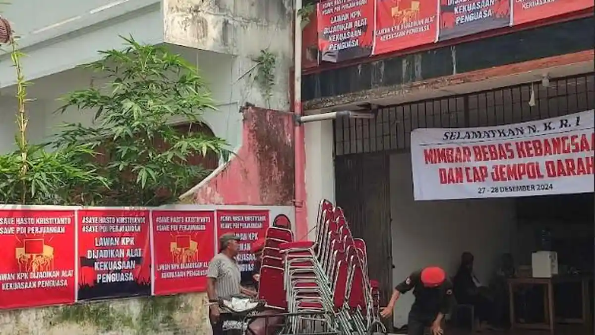 Spanduk Save Hasto dan Lawan KPK Jadi Alat Penguasa Ditempel di Kantor PDIP Sumut