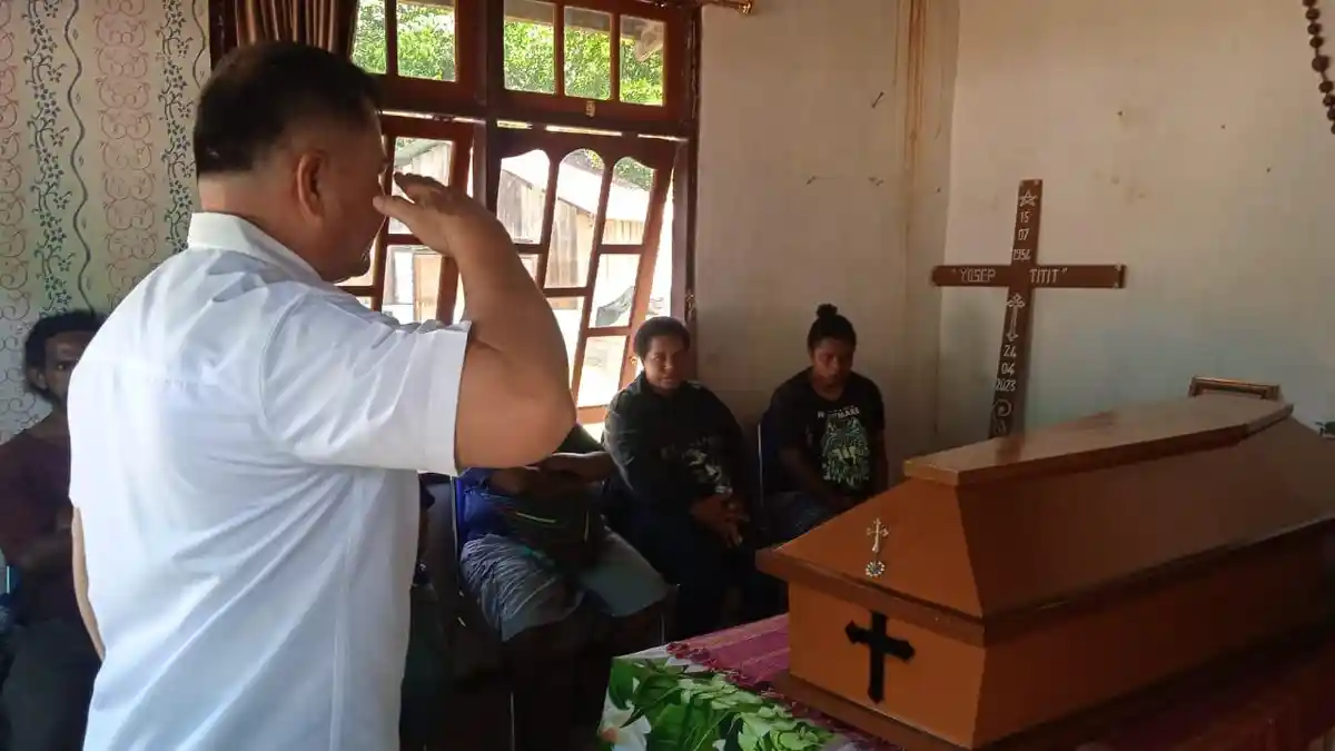 Melayat ke Rumah Duka, Bernhard Sebut Sosok Ini Berjasa Bagi Maybrat