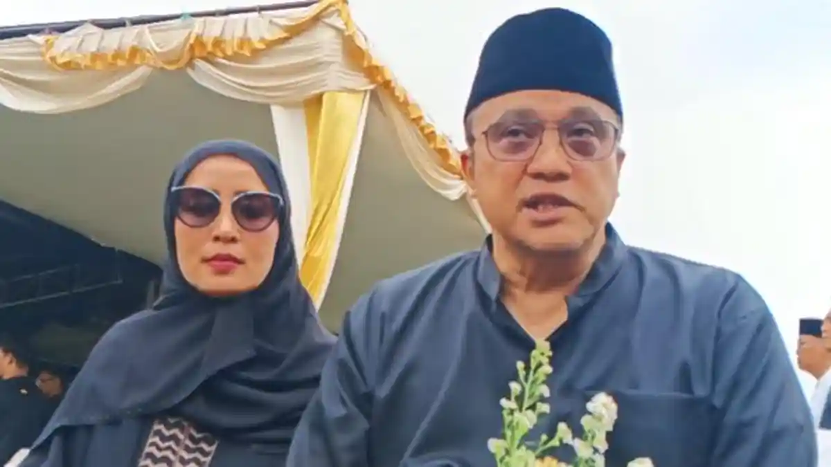 Sudah Ikhlas, Dede Yusuf Begitu Tegar Saat Azankan hingga Ikut Memakamkan Jenazah Rahayu Effendi