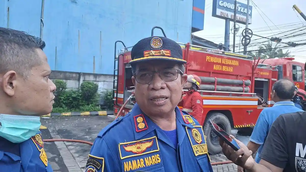 Petugas Damkar Akui Kesulitan Padamkan Kobaran Api Gudang Ban di ...