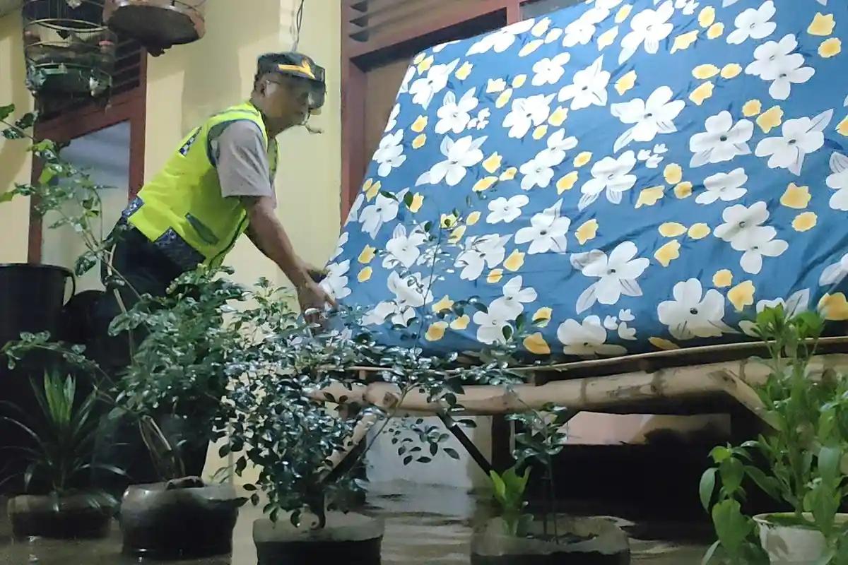 Banjir di Probolinggo Setinggi Perut Orang Dewasa, Polsek Krejengan Ikut Tergenang