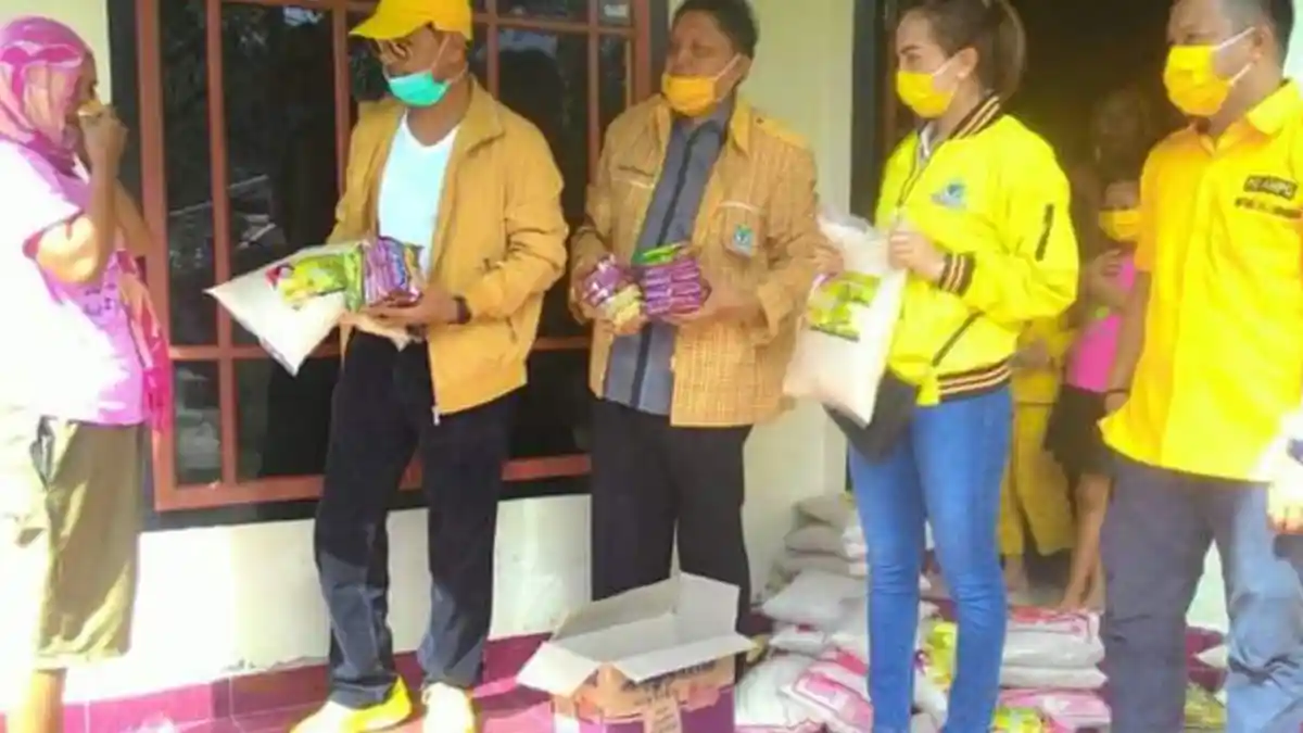 Golkar Bolmong Serahkan Sembako Bagi Warga Terdampak Covid-19