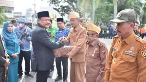 veteran-dapat-bingkisan-dari-Bupati-H-Mukhlis.jpg