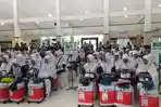Jemaah-Haji-saat-pelepasan-di-Gedung.jpg