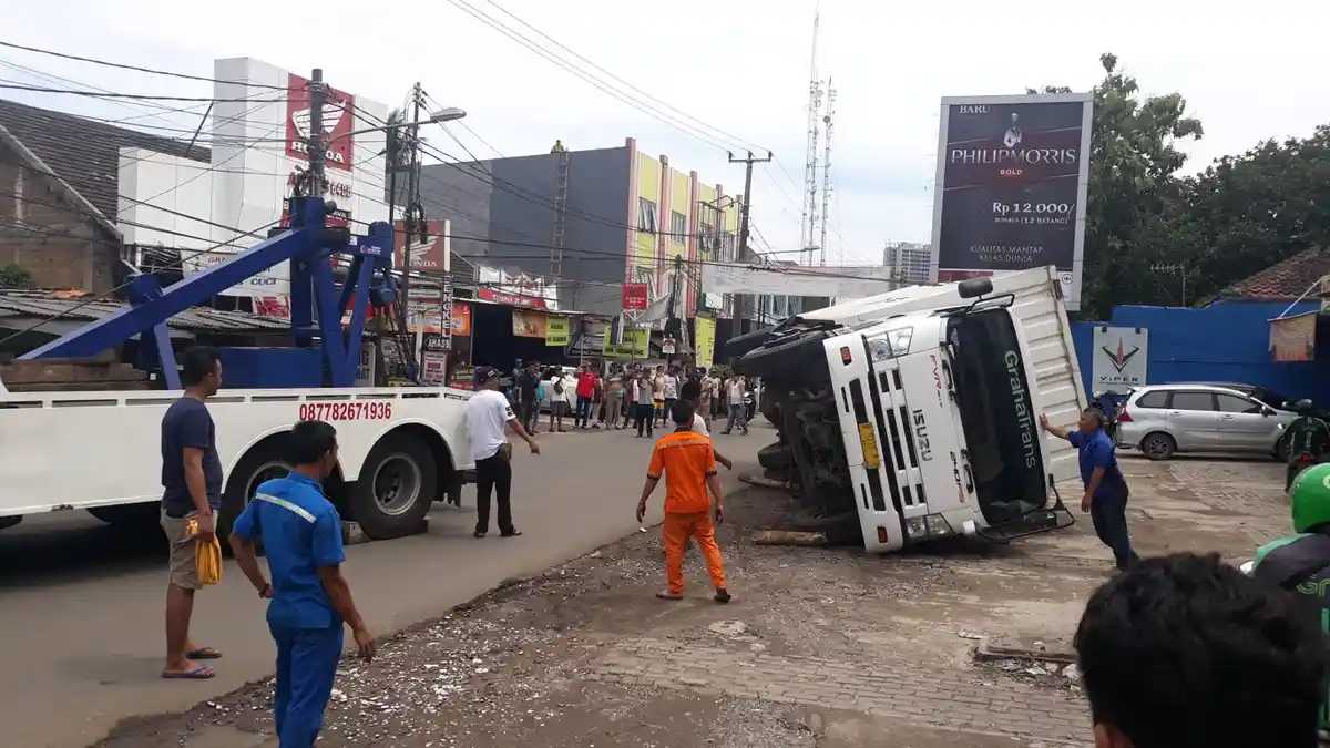 Truk Bermuatan Air Minuman Terguling di Jalan Raya Jatimulya Bekasi Timur