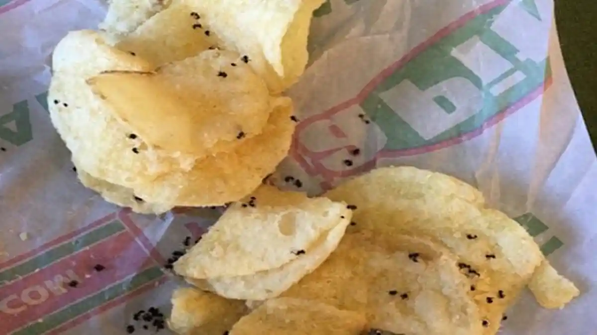 Dikira Makan Keripik Bumbu Lada Hitam, Ternyata Makanannya Berlumuran Hewan Menjijikan Ini!