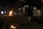 Massa Tolak UU Cipta Kerja Bakar Halte Tosari Jakarta