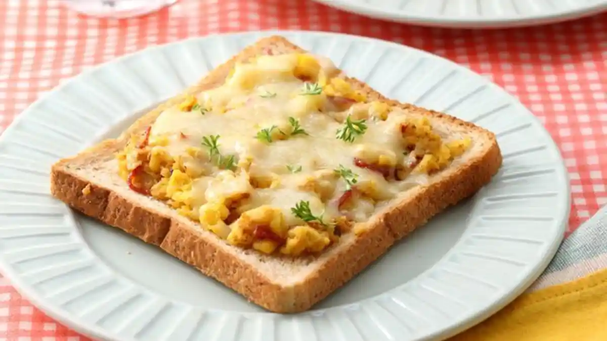 Terburu-buru Berangkat Kerja, Coba Buat Menu Sarapan Scramble Egg Cheese Melt yang Praktis Ini