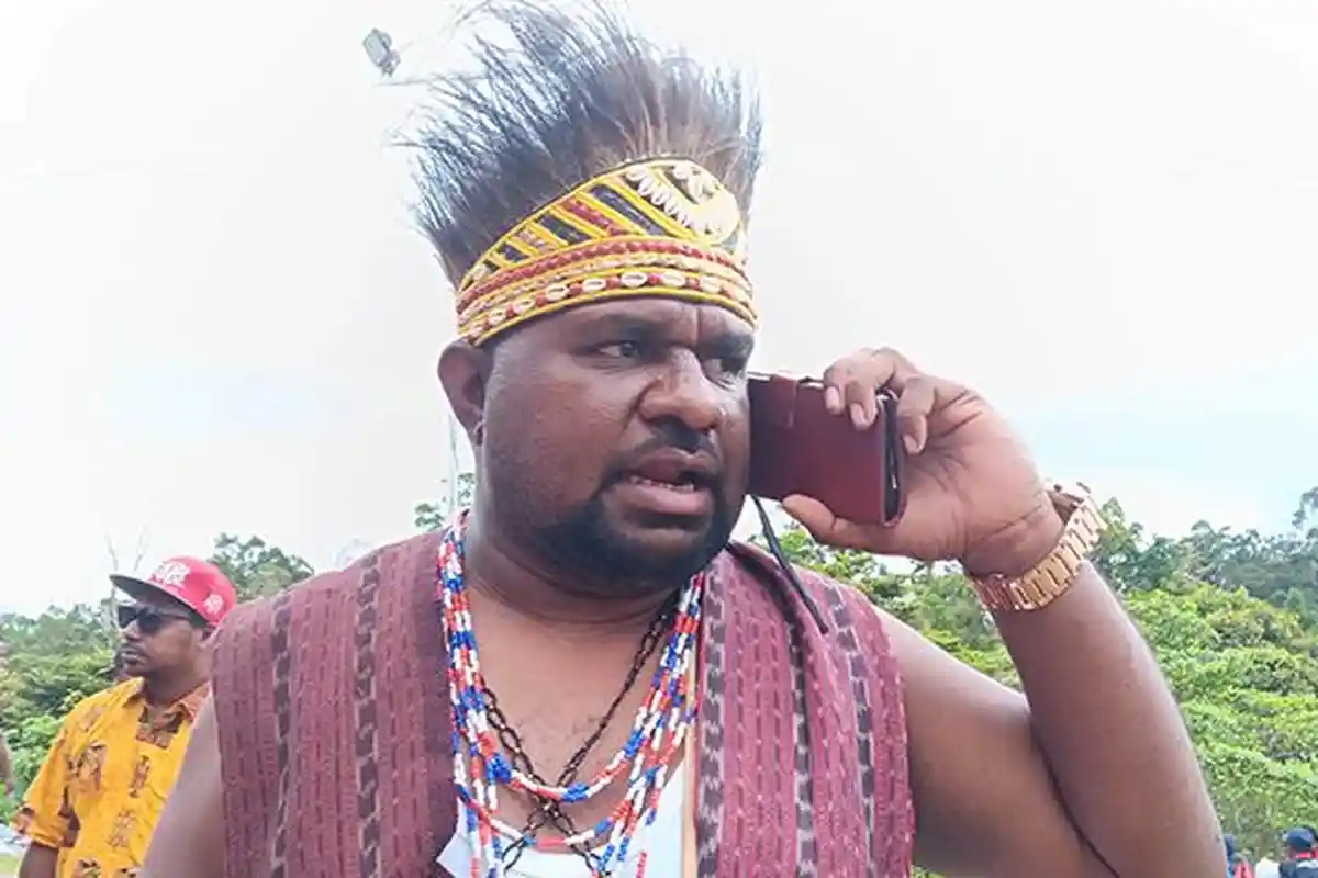 Komisioner KPUD Maybrat Bangga Kenakan Pakaian Adat saat HUT Ke-78 RI 