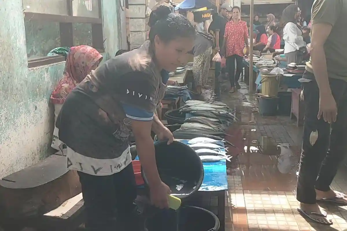 Pedagang Ikan di Pasar Binaiya Masohi Ngeluh Tak Ada Air Bersih