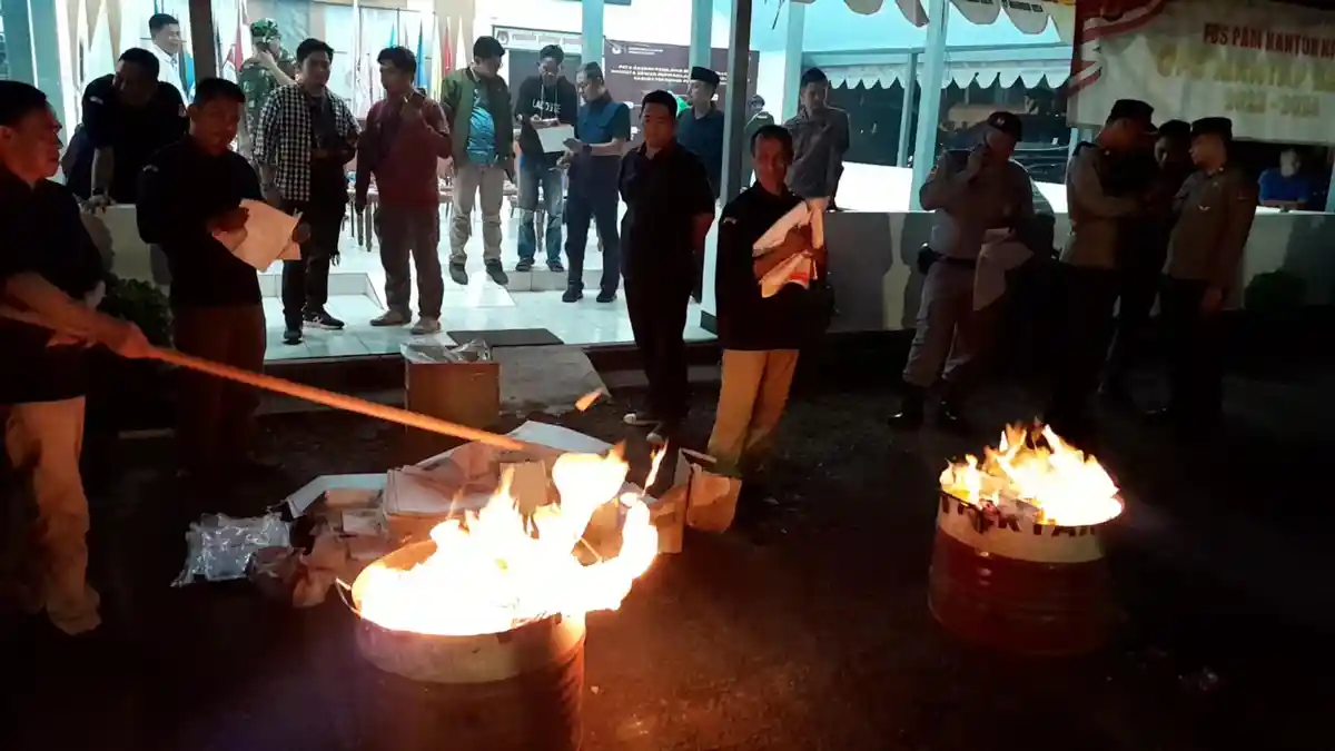 Ribuan Surat Suara Pemilu 2024 yang Rusak di Ciamis Dibakar