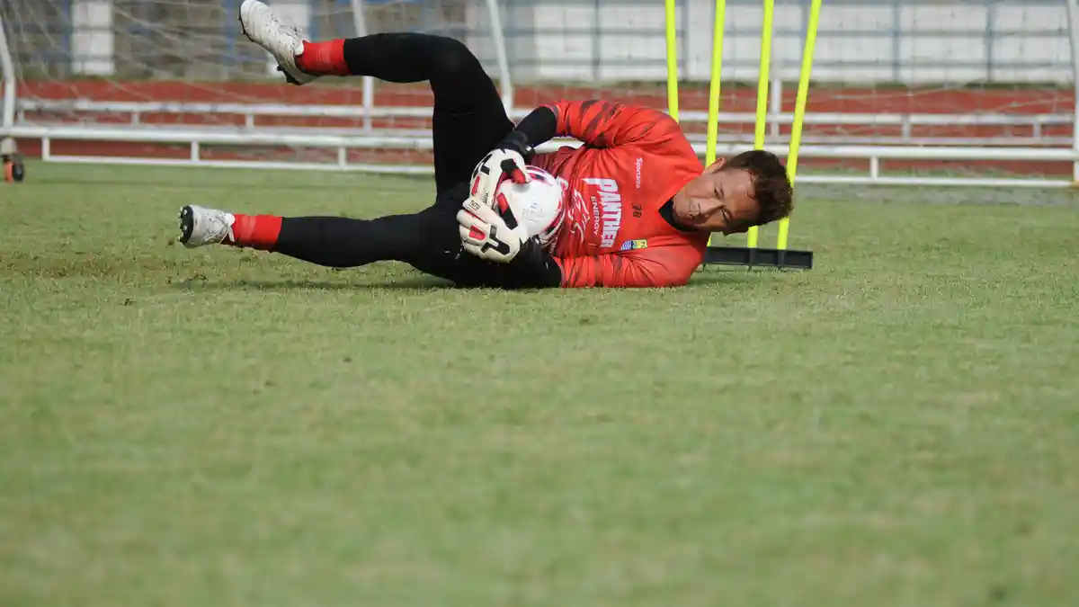 Kembali Latihan Mandiri, Begini Kata Kiper Persib Bandung I Made Wirawan