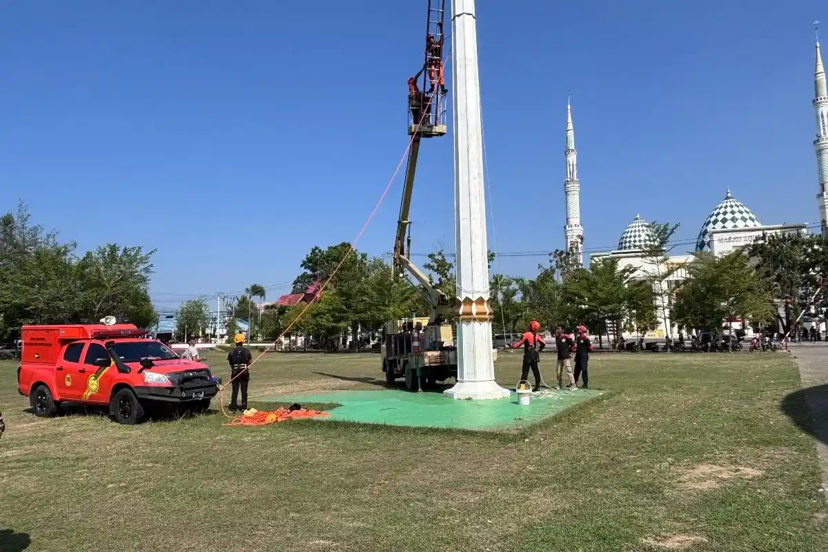Tiang Bendera Lapangan Pancasila Polman Dibersihkan Jelang Upacara HUT Kemerdekaan