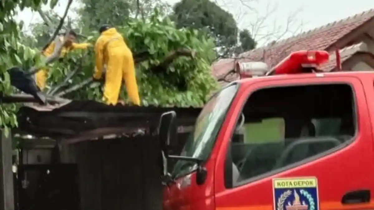 Hujan Deras Disertai Angin Puting Beliung di Leuwinanggung Tapos, Tiga Rumah Rusak