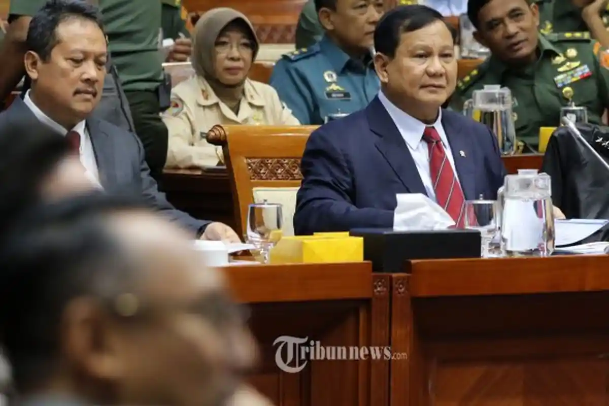 Momen Prabowo saat Bersalaman dengan Effendi Simbolon: Bikin Pusing Aku Aja, Sekarang Kau Berani Ya?