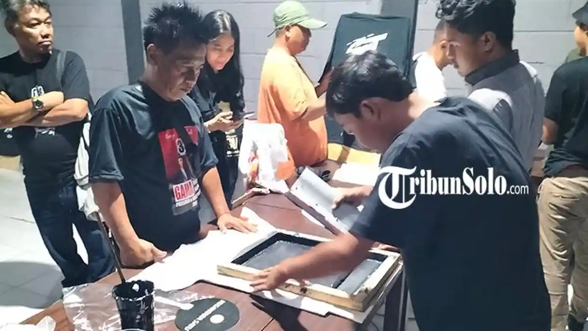 Cara Relawan Ganjar-Mahfud di Colomadu Tarik Massa Nobar Debat Capres, Ada Jasa Sablon Gratis