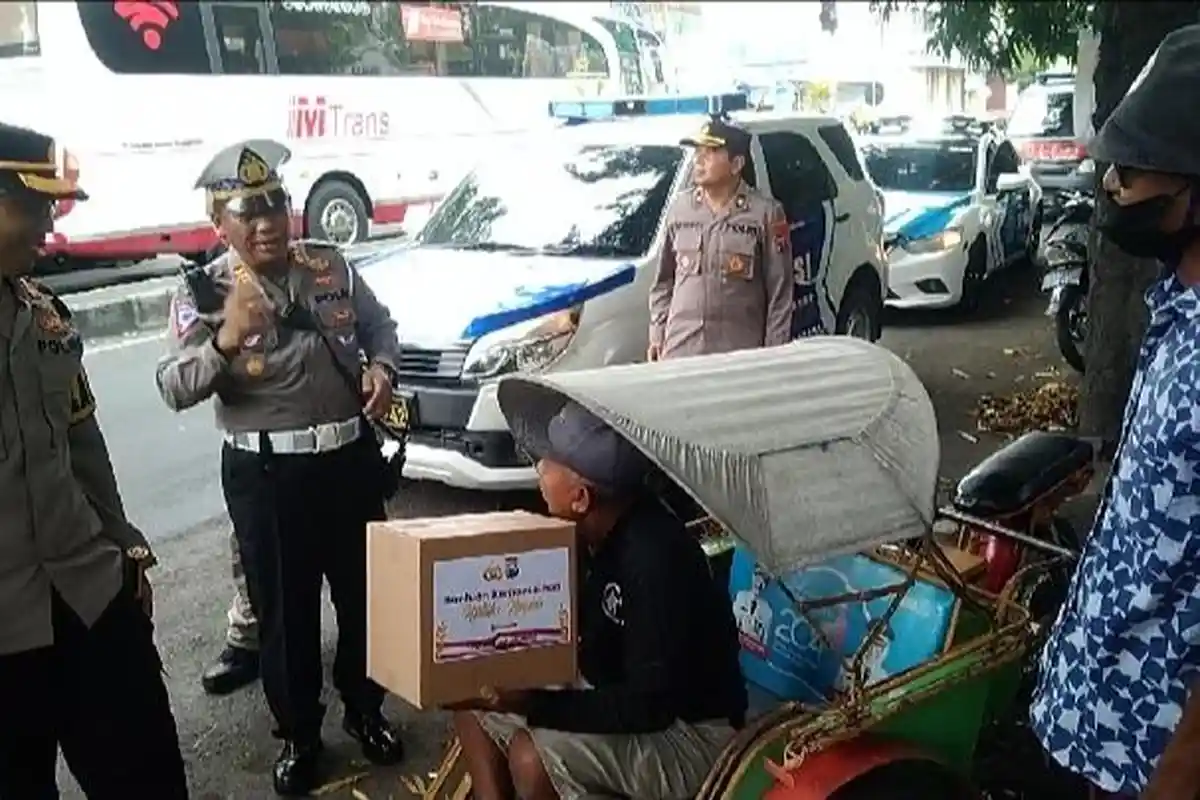 Kapolres Situbondo Temui Tukang Becak Dan PKL Serahkan Bantuan Sembako