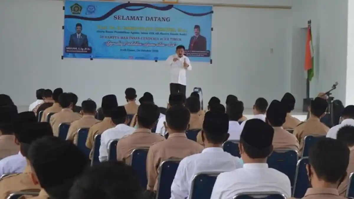 Prof Dr H Farid Wajdi Ibrahim Isi Kuliah Umum di MAN IC Aceh Timur