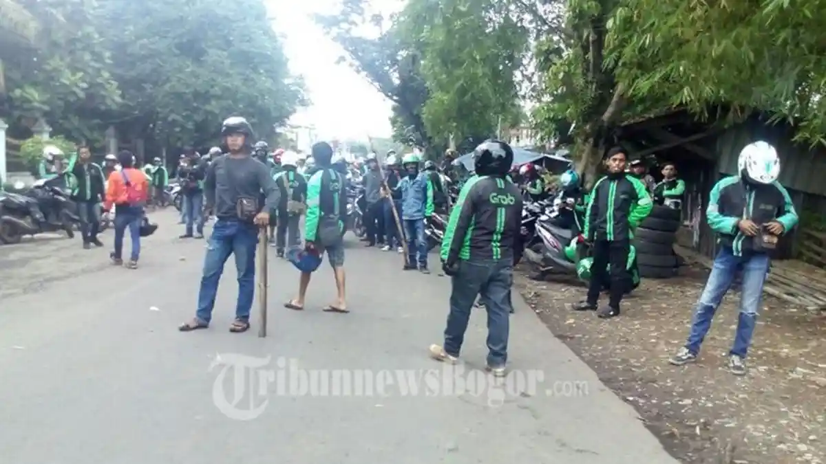Bogor Mencekam, Pengendara Ojek Online dan Sopir Angkot Bentrok