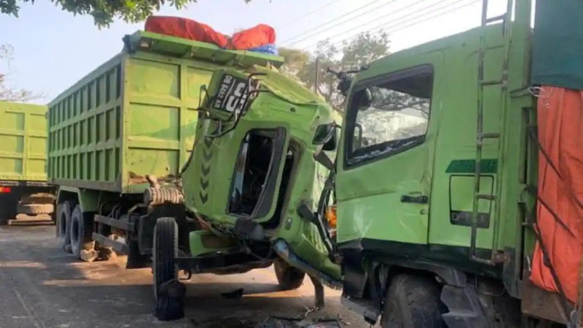 Kecelakaan Maut Truk Adu Banteng di Jalan Raya Pantura Gresik ...