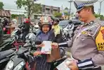 Anggota-Satlantas-Polres-Tabalong-berikan-selebaran-edukasi-lalu-llintas-ke-pengendara.jpg
