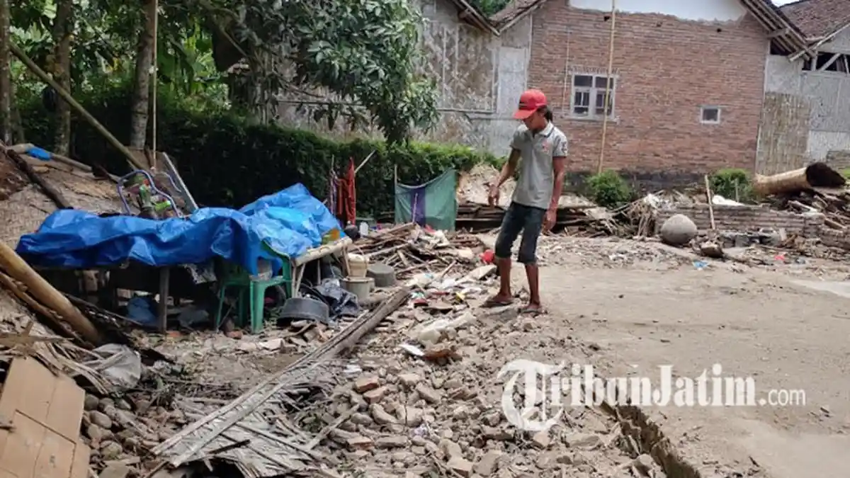 2 Rumah dan Dapur Warga Bangsalsari Jember Roboh Akibat Hujan Deras, 1 Orang Alami Keseleo Tangan