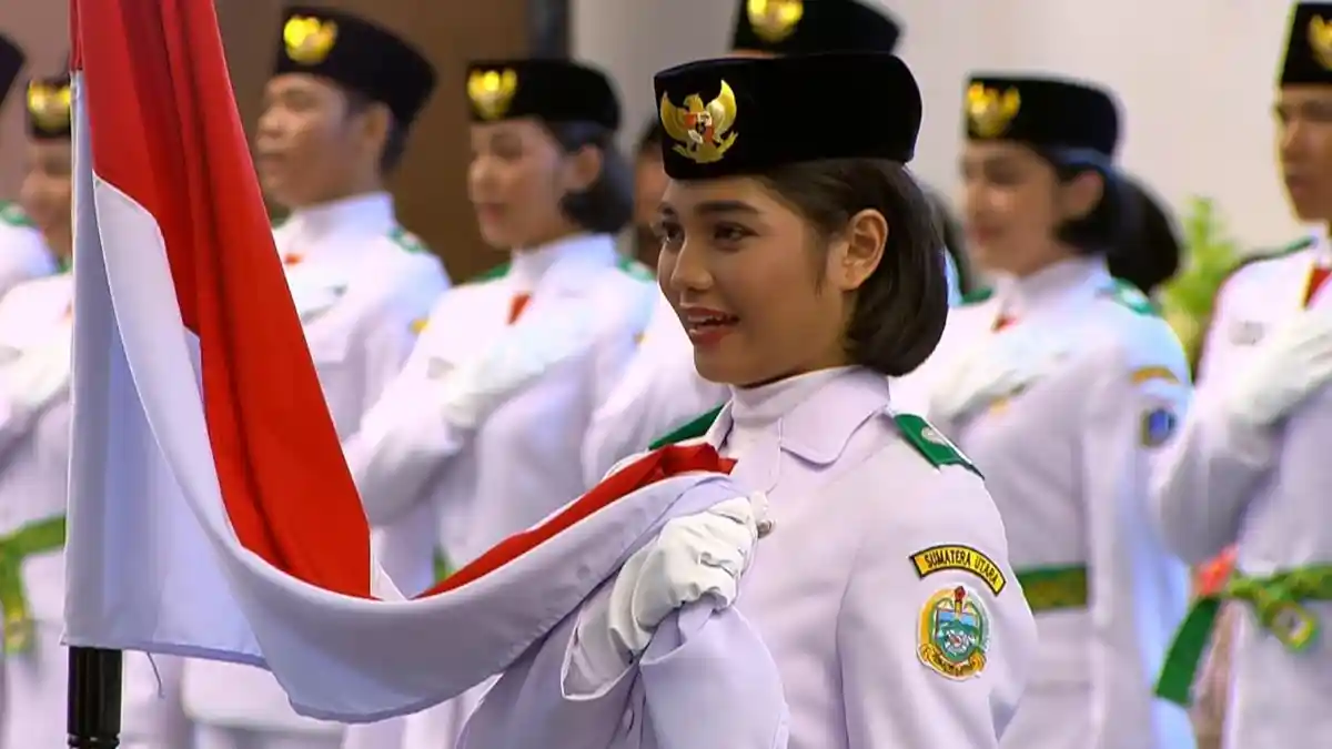 NAMA-nama 76 Anggota Paskibraka Nasional 2024, Violetha Sianturi Terima Lencana dari Presiden Jokowi