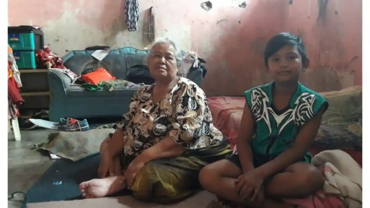Kisah Nenek Enur yang Tinggal di Gudang PT KAI Bersama Cucu