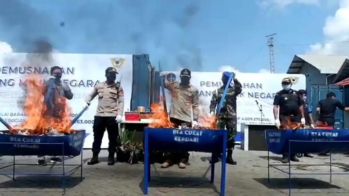 Bea Cukai Kendari Musnahkan 3,2 Juta Batang Rokok dan 299 Botol Minuman Alkohol Senilai Rp4 Miliar
