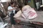 Seniman Ukir dari Kayu Limbah