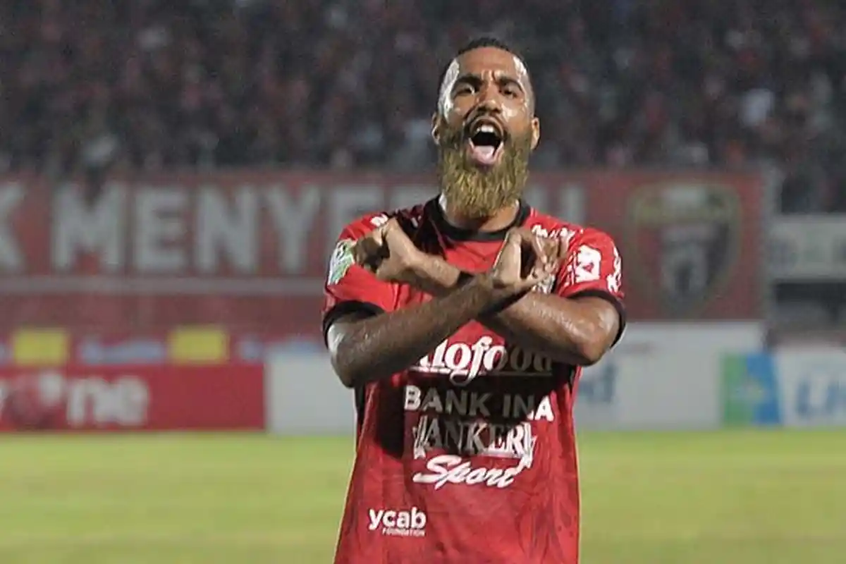 Ada Apa? Sesama Pemain Bali United Bertengkar di Babak I