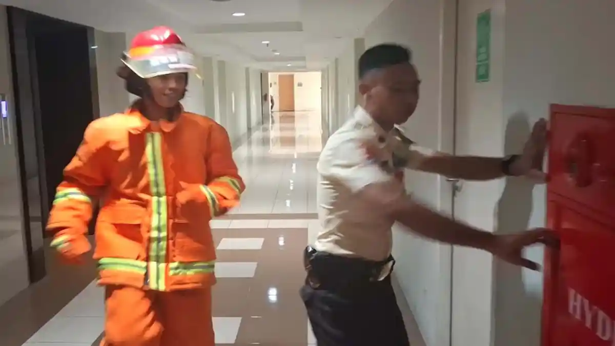 Penghuni dan Pekerja Apartemen Bale Hinggil Surabaya Dilatih Tangani Kebakaran