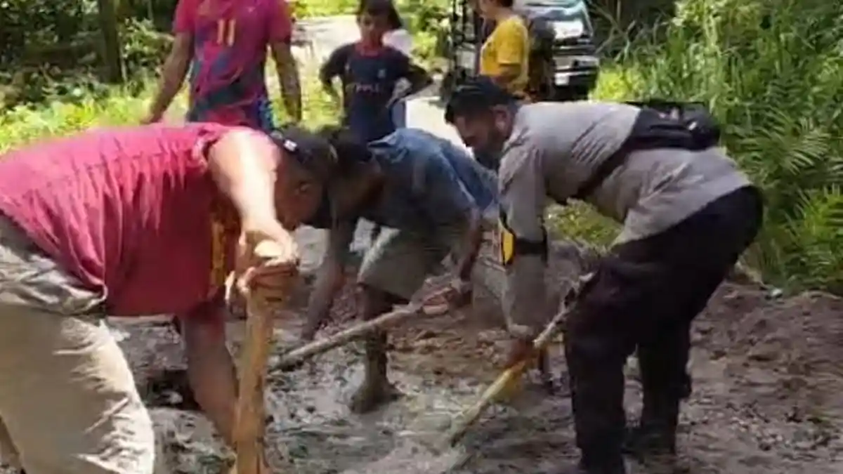 Masyarakat Desa Ranggu Manggarai Barat Perbaiki Jalan Kabupaten Secara ...