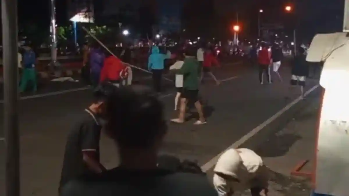 Aksi Tawuran Remaja di Jalan Radial Palembang Terjadi Lagi, Bawa Bambu dan Saling Lempar Batu