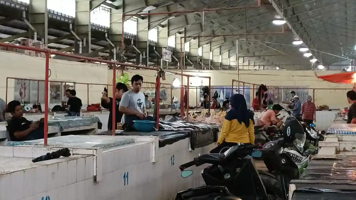 Pedagang Pasar Tramo Maros Keluhkan Jam Operasional Pasar Subuh: Sepi Pembeli