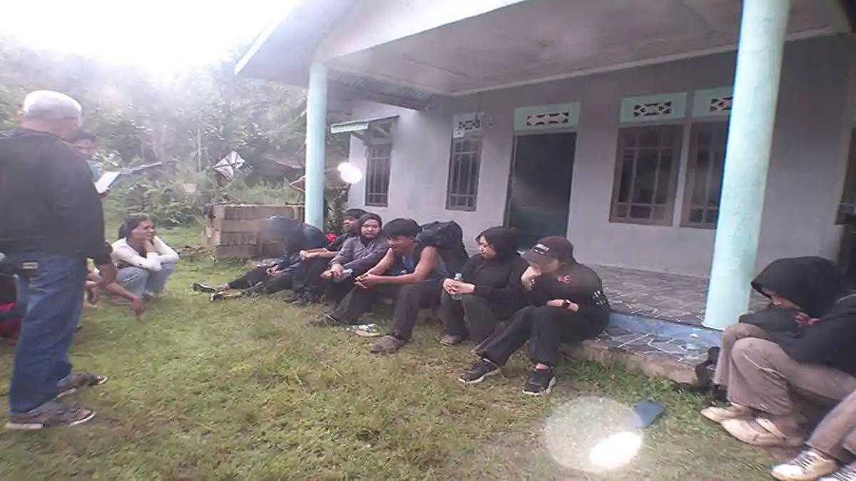 Kapolsek Anjongan Pastikan Semua Pendaki Bukit Loncek Selamat