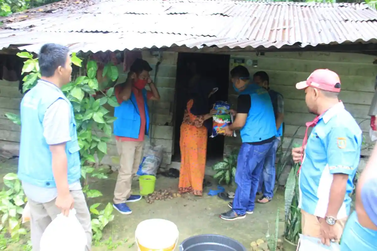 KNPI Subulussalam Bagikan Ratusan Sembako Untuk Jompo, Anak Yatim dan Disabilitas