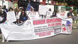 SAKSIMINOR-gelar-demonstrasi-di-depan-gedung-Pengadilan-Negeri-Kupang.jpg